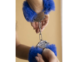 Шикарные наручники с пушистым мехом цвета кобальт (Be Mine) (One Size)-foto2