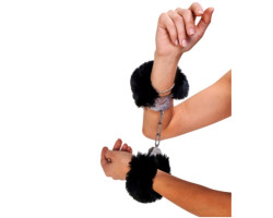 Дерзкие наручники с пушистым черным мехом (Be Mine) (One Size)